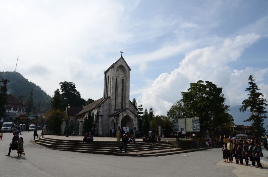 2 Day-2 Night Sapa Trekking: Overnight Train &Limousine Bus - Hotel Time, Dinner, and Solo Town Stroll in Sa Pa Center