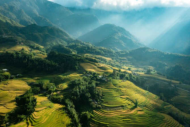 2-Day Amazing Sapa Trek With Sleeper Train From Hanoi - Overnight At Hotel - Morning in Lao Cai and breakfast setup: turning an arrival into a plan