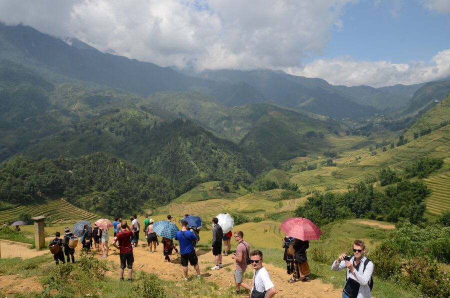 2-Day Sa Pa Ethnic Homestay Tour & Trek with Limousine Bus - Crafts, selling, and how to handle it without a scene