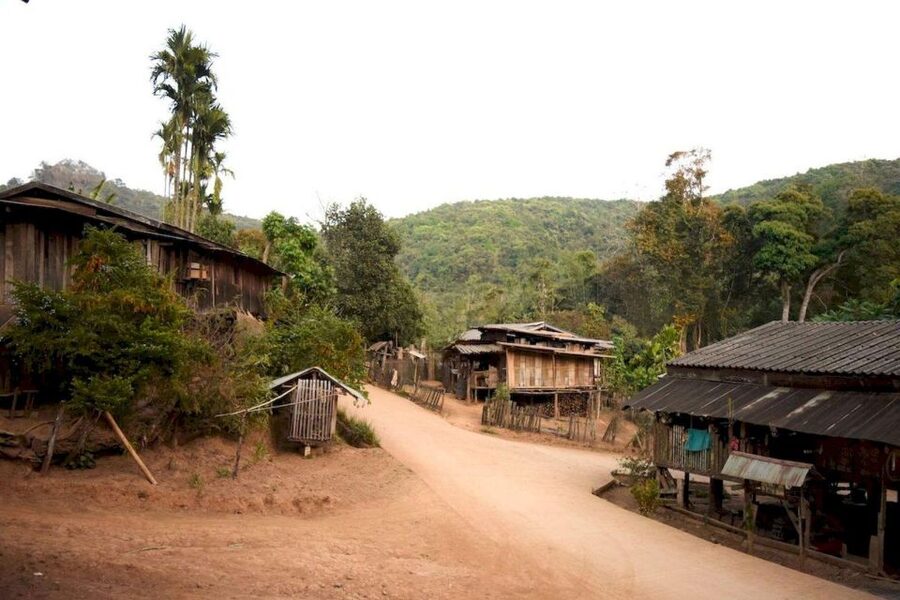 Akha & Lahu village trekking 1 day - Lahu village stop: short visit, honest moments