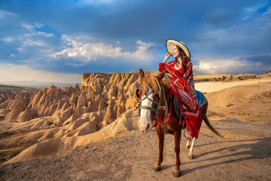 Cappadocia: Sunset Horse Trek Through the Valleys - Reaching Red Valley: The Midpoint Break and the Best Photo Angles