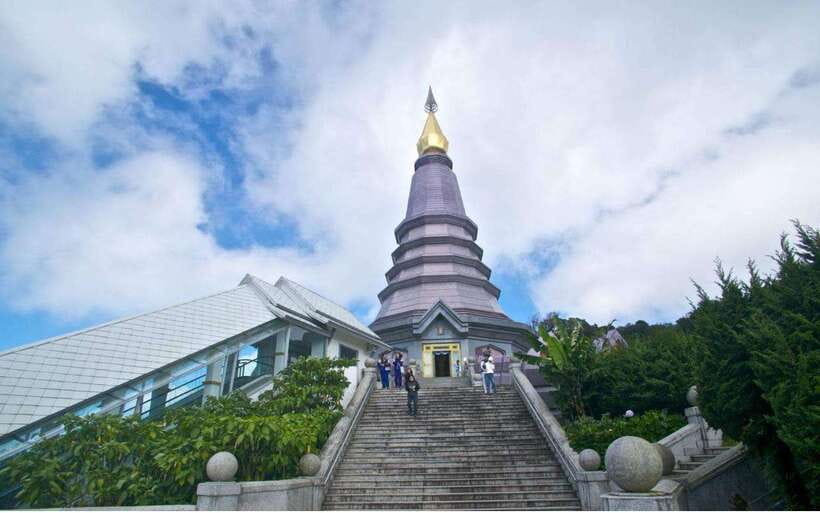 Chiang Mai: Doi Inthanon National Park and Pha Dok Siew Trek - Wachirathan Waterfall: the payoff stop for photos and wet shoes