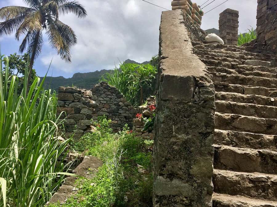 Cova–Paúl Valley Trek: Santo Antão Day Trip by Ferry - The real work: descending through the crater into Paúl Valley