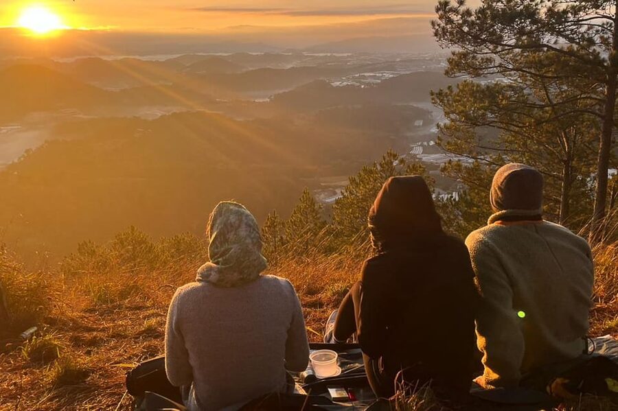 Da Lat: Chasing the Sunrise - A Mini Trek Adventure - The Viewpoint Wait: Coffee, Photos, and a Sea-of-Clouds Backup