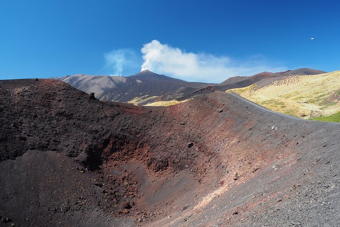 ETNA - Trekking to the Craters Eruption of 2002 - Guides on Etna Nord: what makes the explanations land