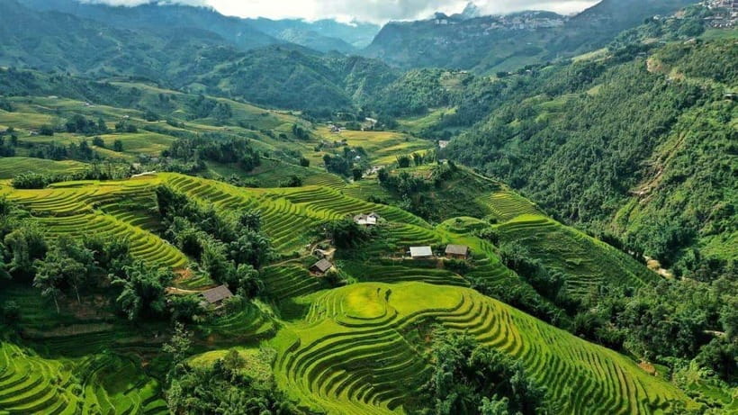 From Hanoi: Trek and Stay: 3-Day Sapa Highlands Adventure - Hanoi to Sapa: the sleeper bus reality check