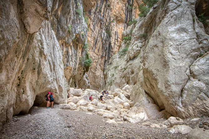 Gorropu canyon guided hike - Boulder scrambling and how Sergio keeps it safe