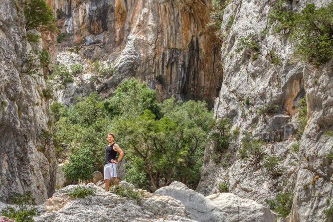 Gorropu canyon guided hike - The lunch stop: water pools, cool feet, and no buy-in food inside