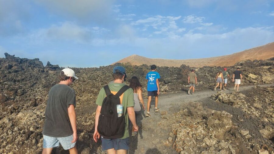 Lanzarote: Timanfaya Natural Park Trekking Tour - The mid-tour break: Canarian appetizer + white wine