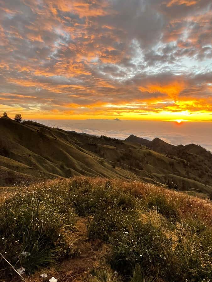 Mount Rinjani: 2D-1N Trekking Summit Sunrise Point Join Tour - The sunrise panorama: what you’re actually chasing