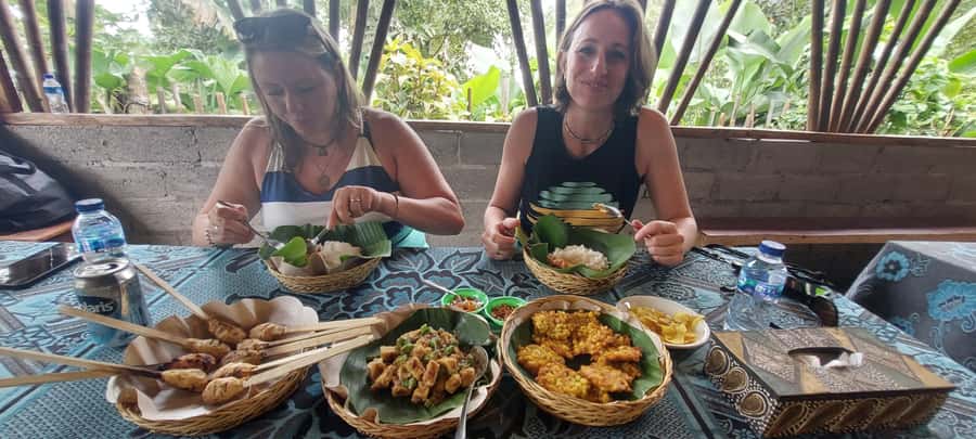 Munduk : Jungle Trekking,Canoeing,waterfall &authentic lunch - Temples inside the scenery, not off to the side