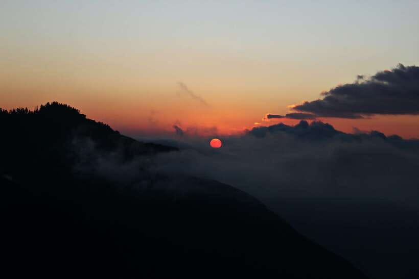 Pokhara: 2-Day Short & Sweet Ghorepani Poon Hill Guided Trek - Day 2 sunrise at Poon Hill: Annapurna range drama and the steep descent reality