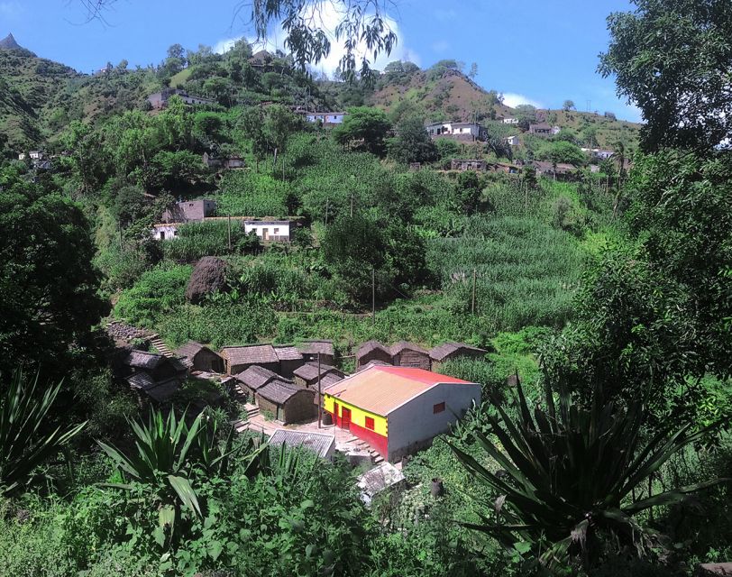 Santiago: Longueira, Pico de Antónia & Monte Tchota Trek - Longueira and Praia pickup: how this trek starts like a day with locals