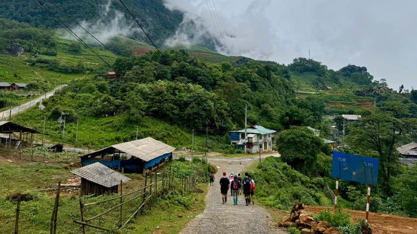 Sapa 2-Day Trekking Tour – Explore Villages & Scenic Trails - Choosing Ta Van vs Hầu Thào: culture or quiet mountain trails?