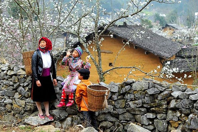 Sapa 3 Days 2 Nights Trekking Tour From Hanoi (2 Nights in Hotel) - Day 1: Cat Cat village and the Black H’mong viewpoint