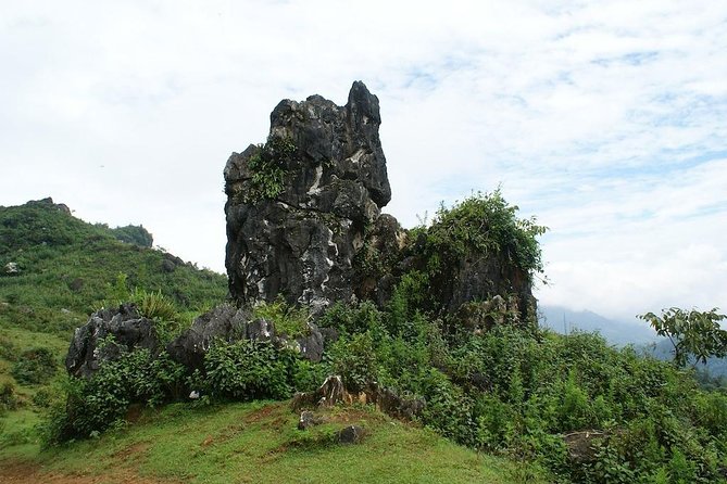 Sapa Mountain View and Villages Trek - Hau Thao stop: Hang Da village, downhill views, and the “small house” explanation