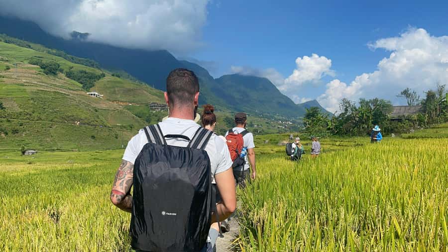 Sapa: Private The Most Beautiful Terraced Fields Trekking - Ta Van: Giay culture and a short, scenic stop for photos and walking