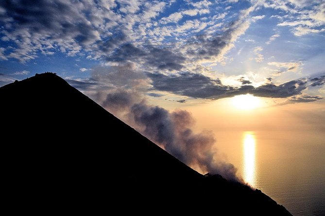 Stromboli: sunset trekking to Sciara del Fuoco - Ashàra - The 5-hour plan: from Piazza San Vincenzo to the eruption view