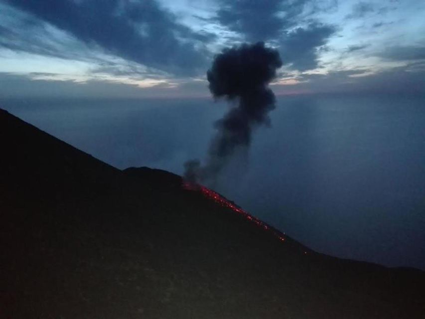 Sunset Trekking on vulcano Stromboli - Climbing to about 400 metres: easy-medium doesn’t mean flat