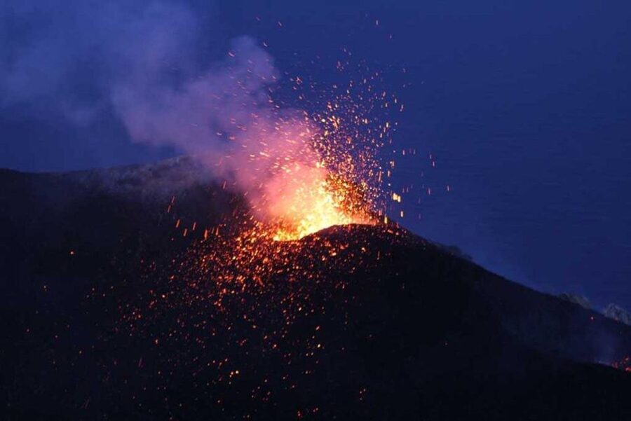 Sunset Trekking on vulcano Stromboli - The main viewpoint moment: watching the craters and Sciara del Fuoco