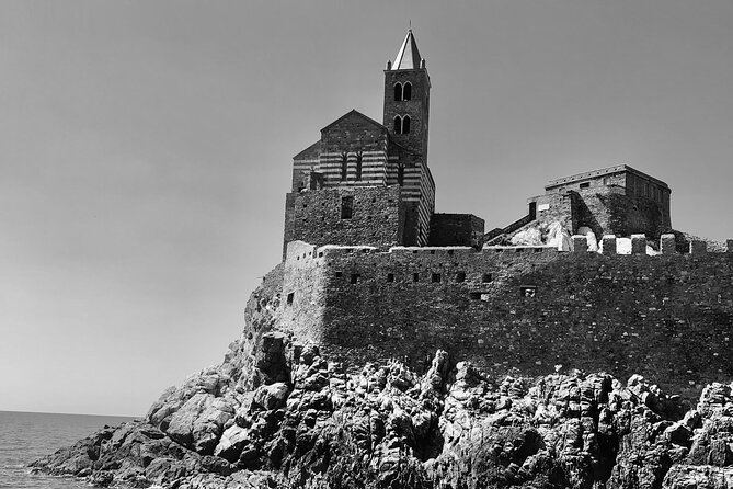 Trekking an Island of Palmaria - The staged climb: grapes, wine talk, and fun stops that keep it light