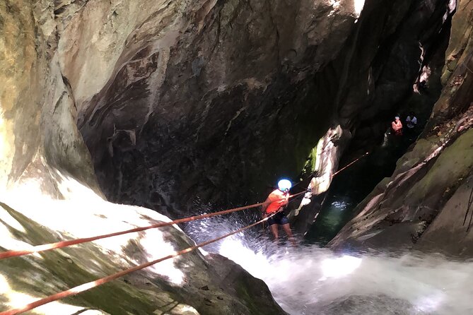 Trekking/rappelling waterfalls in Dominican Republic - Why this Santo Domingo waterfall rappel day makes sense
