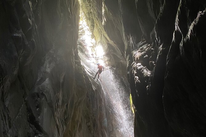 Trekking/rappelling waterfalls in Dominican Republic - The guides: Ronnie’s team and hands-on safety