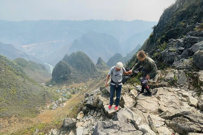 Trekking the White Cliff Ma Pi Leng Pass Adventure - The first 2 km: Tu Than Rock and the fast view payoff