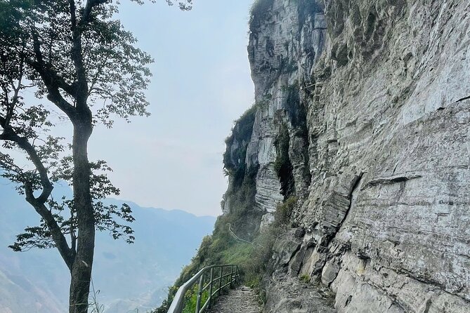 Trekking the White Cliff Ma Pi Leng Pass Adventure - Guides make it (especially on slippery days)