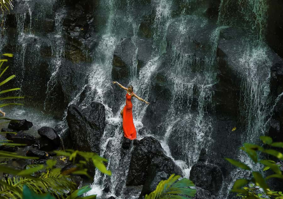 Ubud: Rice Terrace, Holy Water Temple & Waterfalls Trek Tour - Tirta Empul Holy Water Temple: Sarong, Modesty, and the Cleansing Experience