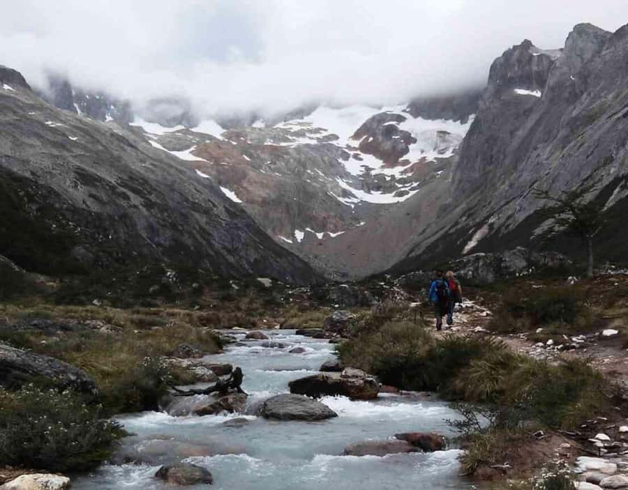 Ushuaia: Laguna Esmeralda Guided Trek with Box Lunch - Pingüinos Expediciones: how this tour is set up for a smooth day
