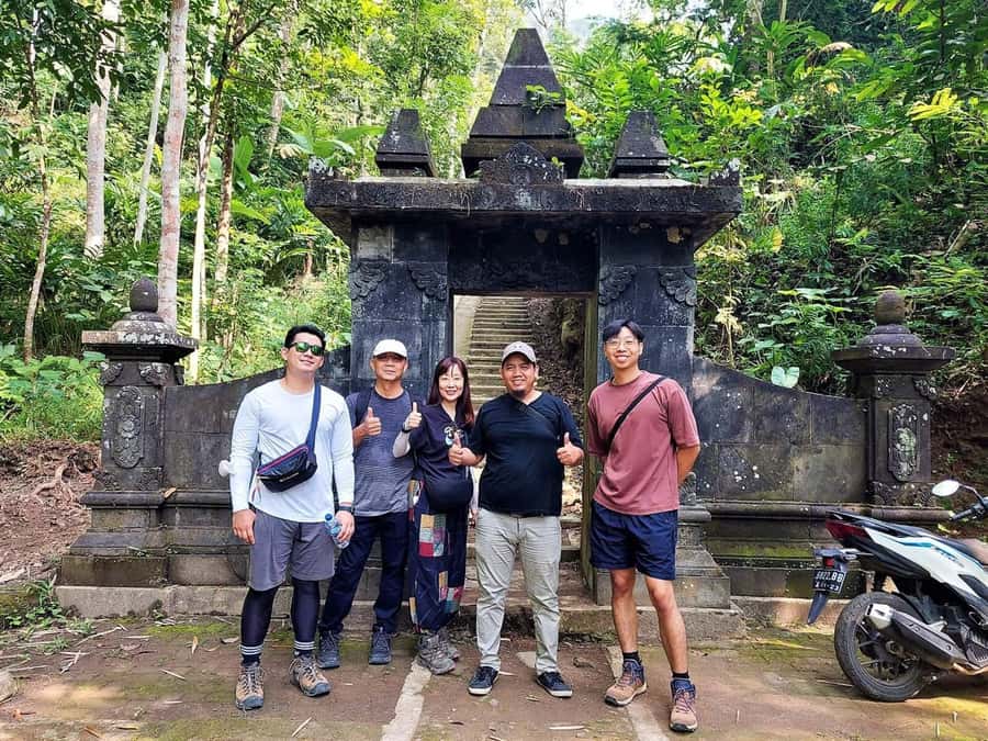 Yogyakarta: Selogriyo Temple and Rice Terrace Soft Trekking - Guide and Driver Quality: Names Matter Here